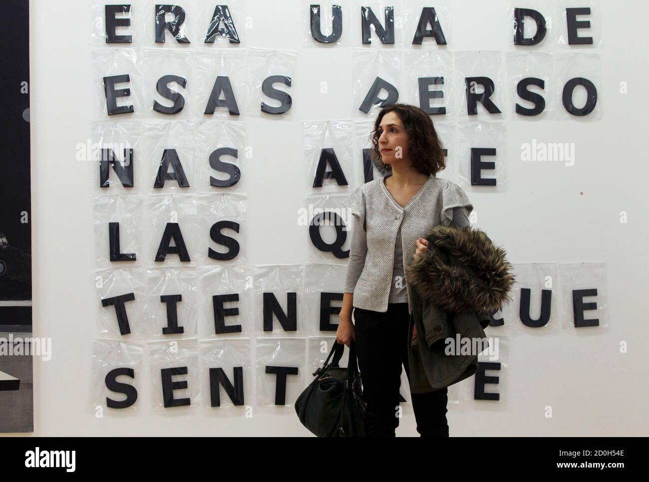 Mariana Artero se alza frente a una obra de arte durante su visita a la  Feria de Arte Contemporáneo de Madrid (ARCO) el 17 de febrero de 2011.  Artero, una historiadora de