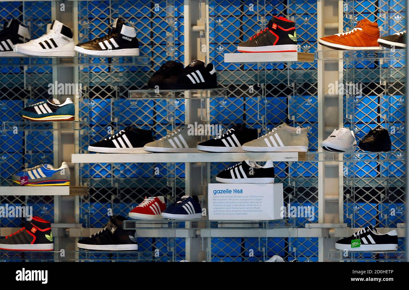 Los zapatos de Adidas, la segunda empresa de ropa deportiva más grande del  mundo, se exhiben en una tienda en Munich el 4 de marzo de 2014. La  compañía alemana de ropa