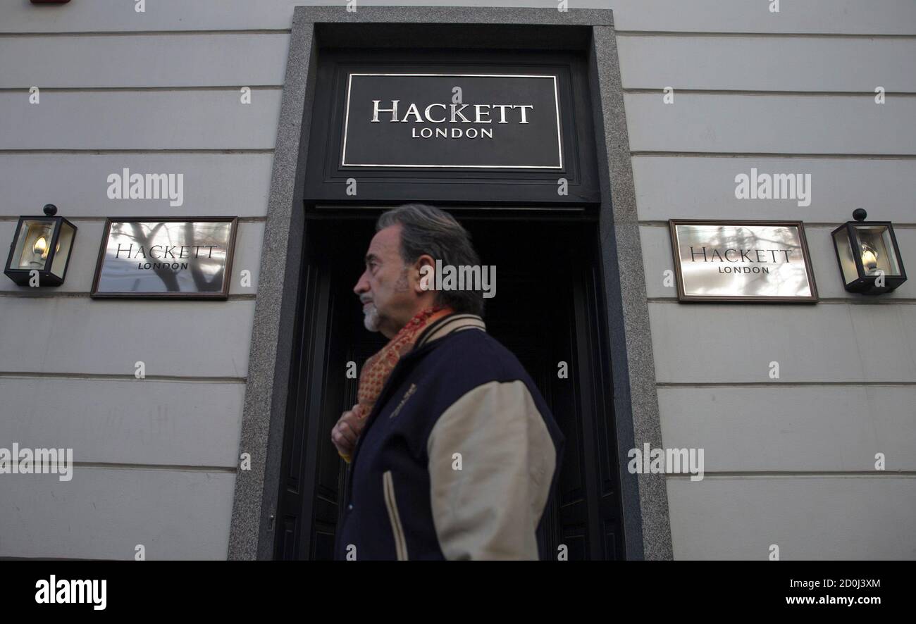 Un hombre pasa por una tienda de la Marca de ropa de hombre Hackett en  Madrid el 2 de diciembre de 2014. La familia real Qatari está liderando la  carrera para comprar
