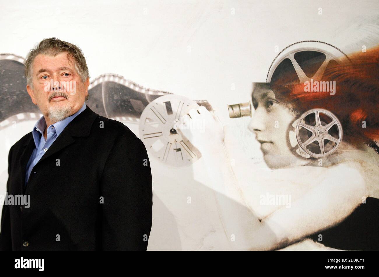 El director Walter Hill posará durante una fotollamada para su película "Bullet to the Head" en el Festival de Cine de Roma el 14 de noviembre de 2012. REUTERS/Alessandro Bianchi (ITALIA - Tags: ENTRETENIMIENTO) Foto de stock