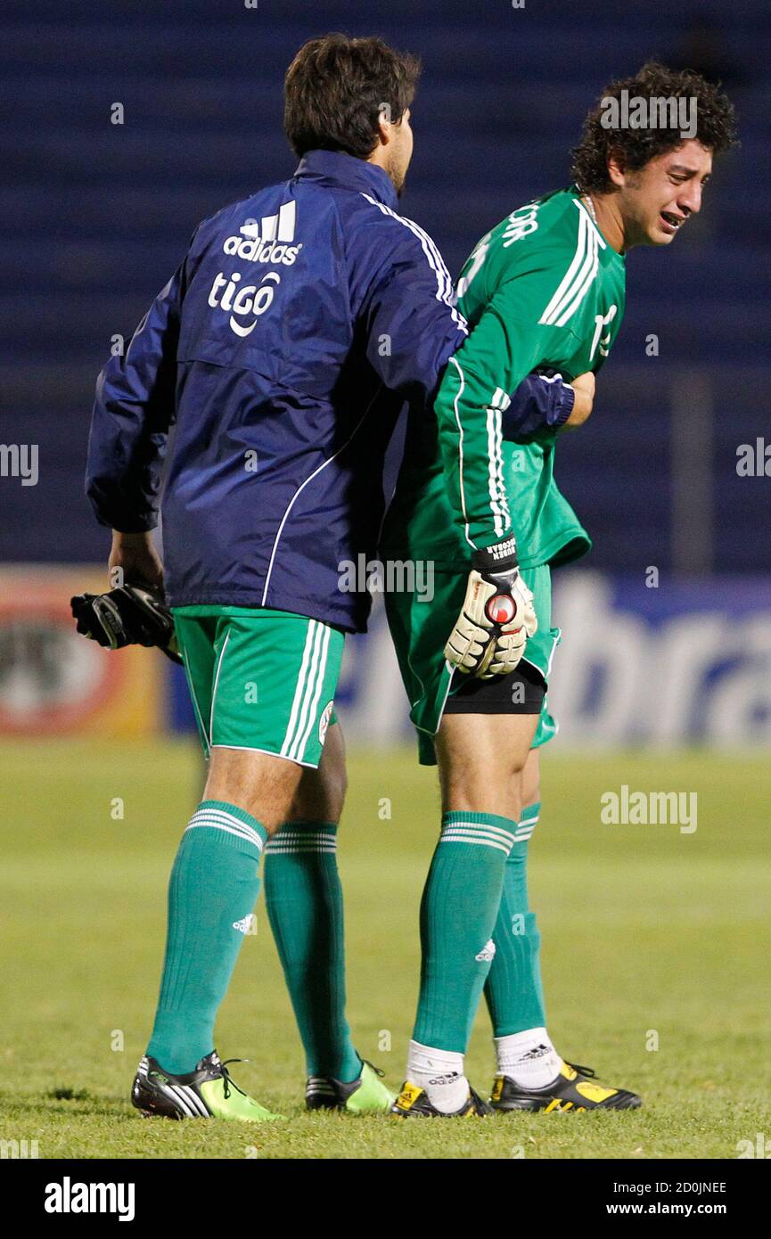 El portero de Paraguay Rubén Escobar (R) llora después de perder a Colombia  en su partido de fútbol del Grupo B del Conmebol U-20 en Tacna, el 28 de  enero de 2011.