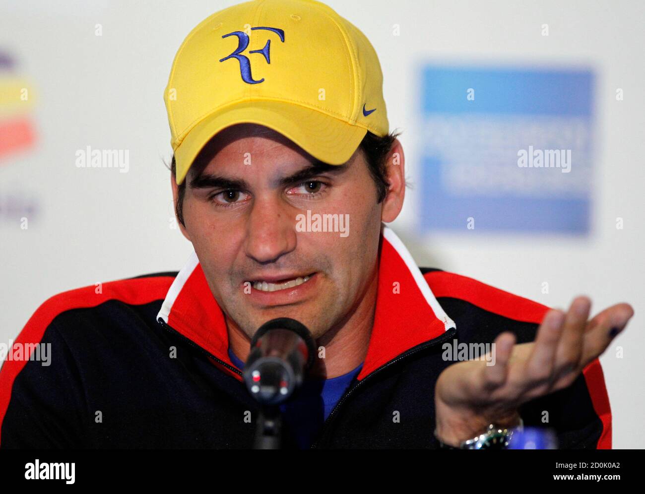 El tenista Roger Federer de Suiza habla en una conferencia de prensa antes  de un partido