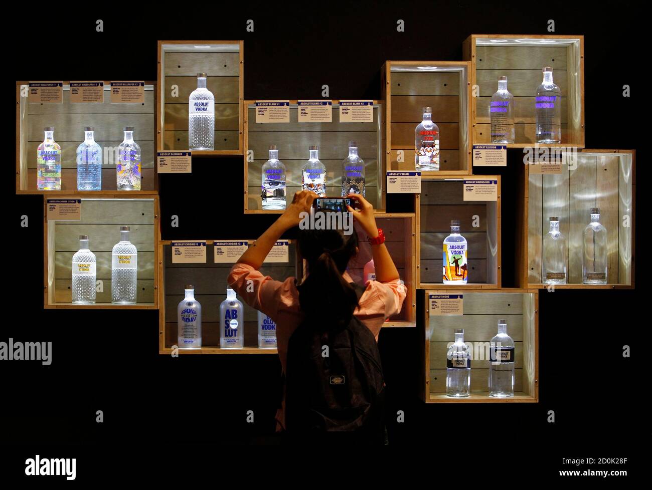 Absolut Raspberri Con Que Se Toma Botellas de vodka absolut fotografías e imágenes de alta resolución - Alamy