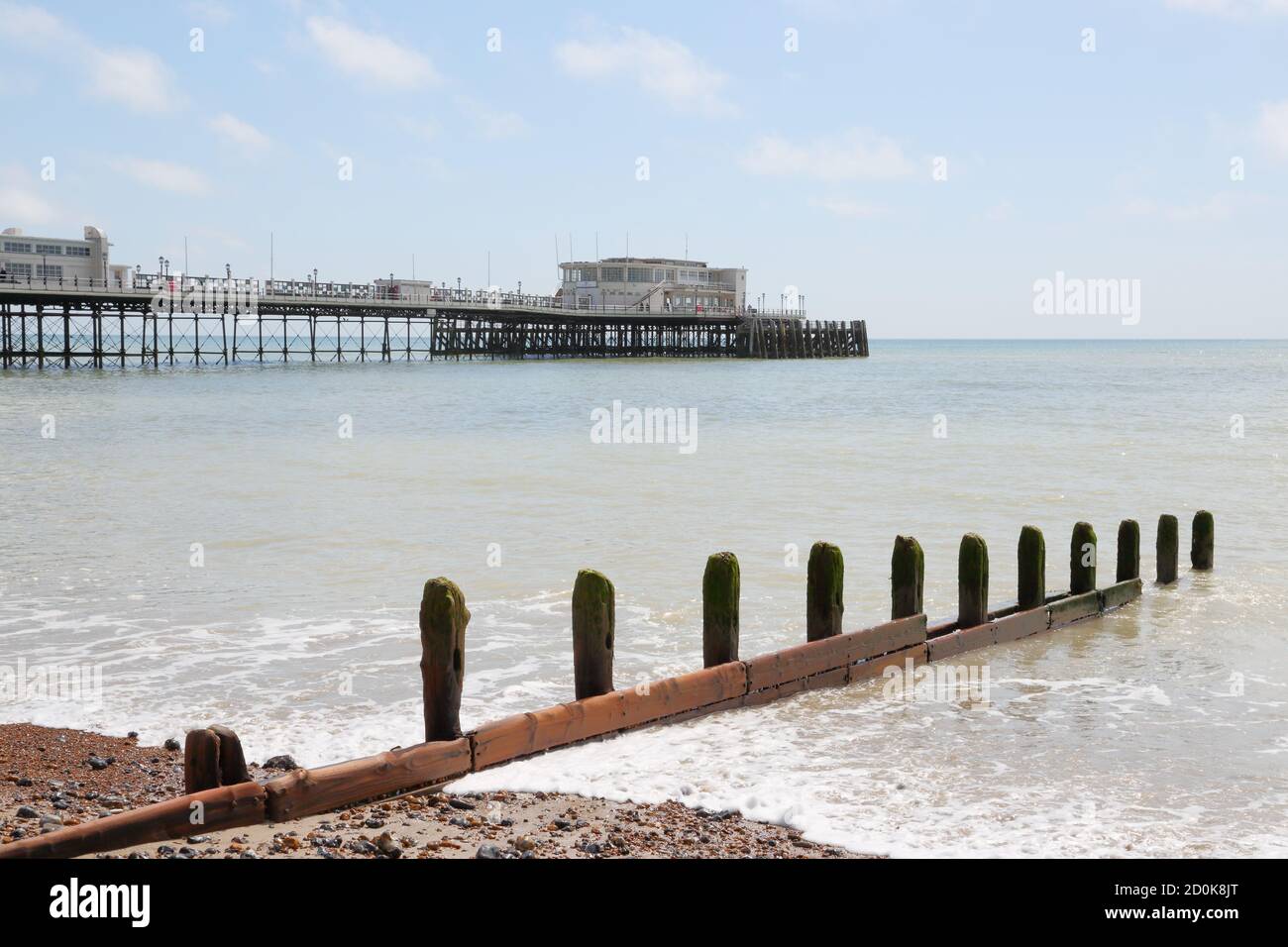 Una vista de Worthing Pier, Worthing, West Sussex, Reino Unido Foto de stock