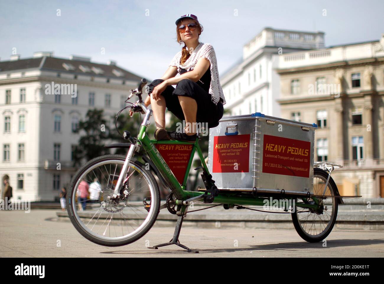 Kaja, que trabaja para el servicio de mensajería de bicicletas de pedales  pesados, plantea con una bicicleta de carga en una plaza pública en Viena  28 de junio de 2012. La popularidad