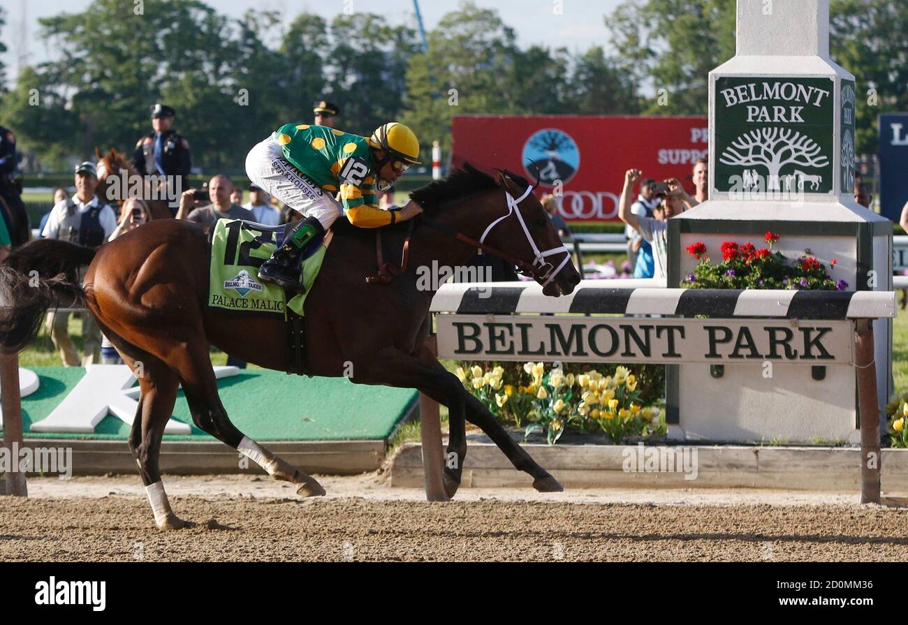 Palace Malice, con el jockey Mike Smith en los hierros, gana la 145a carrera  de los Belmont Stakes, la última pierna de la triple corona de carreras de  caballos, en Belmont Park