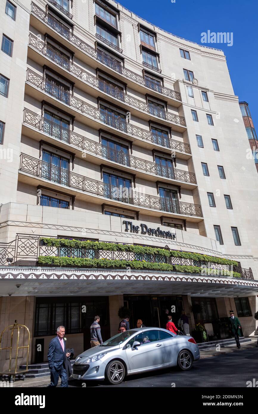 Londres, Reino Unido, 1 de abril de 2012 : The Dorchester Hotel business on Park Lane Mayfair Hyde Park, que es un popular destino turístico de referencia de la Foto de stock