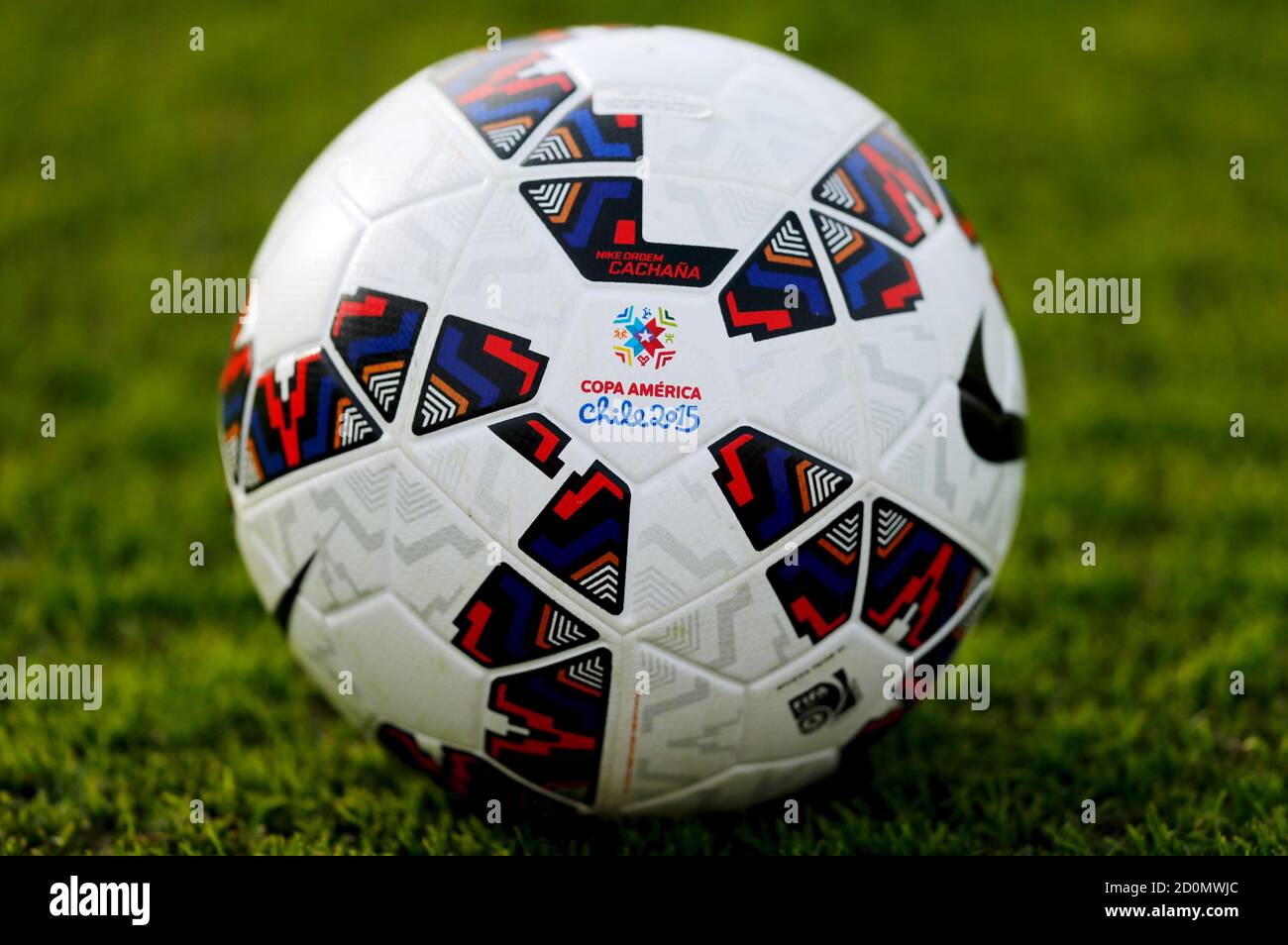 La Cachaana, el balón oficial de fútbol de la Copa América de 2015, se ve durante la sesión de entrenamiento de equipos Argentina en Buenos Aires, Argentina, 1