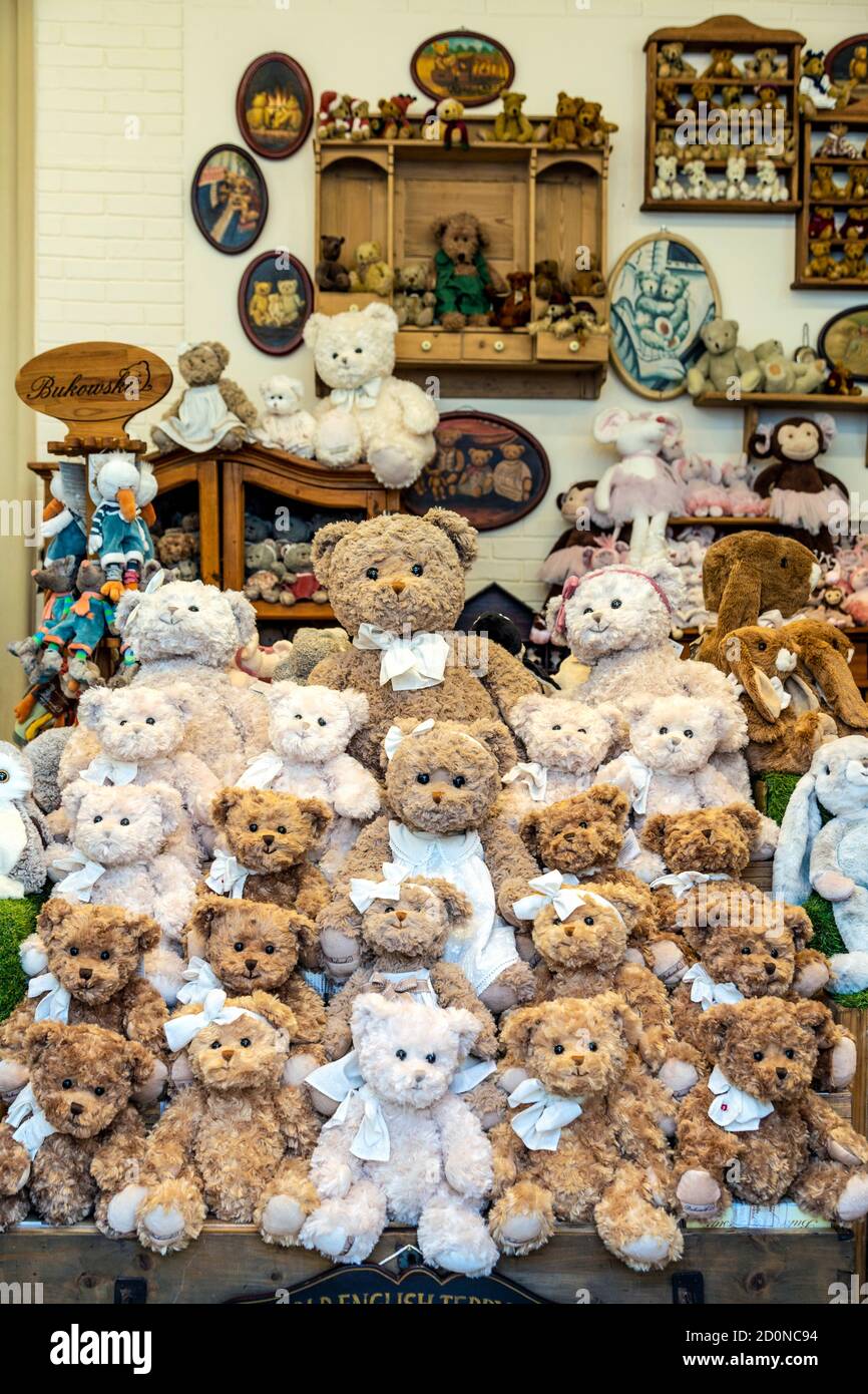 Peluches y osos de peluche en la tienda de Galeria Bukowski en la calle  Chmielna, Nowy Swiat, Varsovia, Polonia Fotografía de stock - Alamy