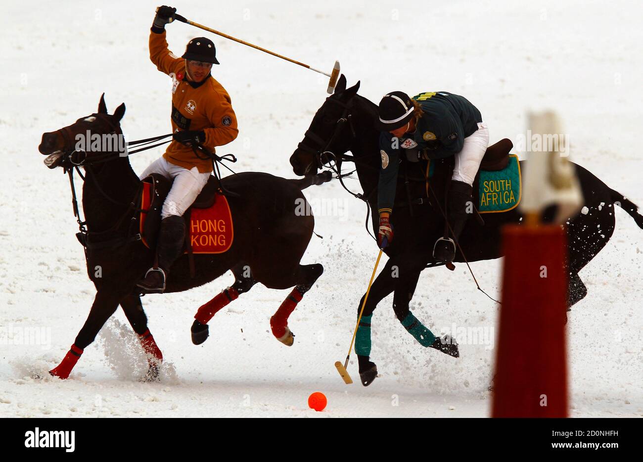 Martin Inchauspe (L) de Hong Kong compite por el balón con Leroux Hendricks  de Sudáfrica durante la final de la Copa Mundial de Polo de nieve,  celebrada en el Goldin Metropolitan Polo