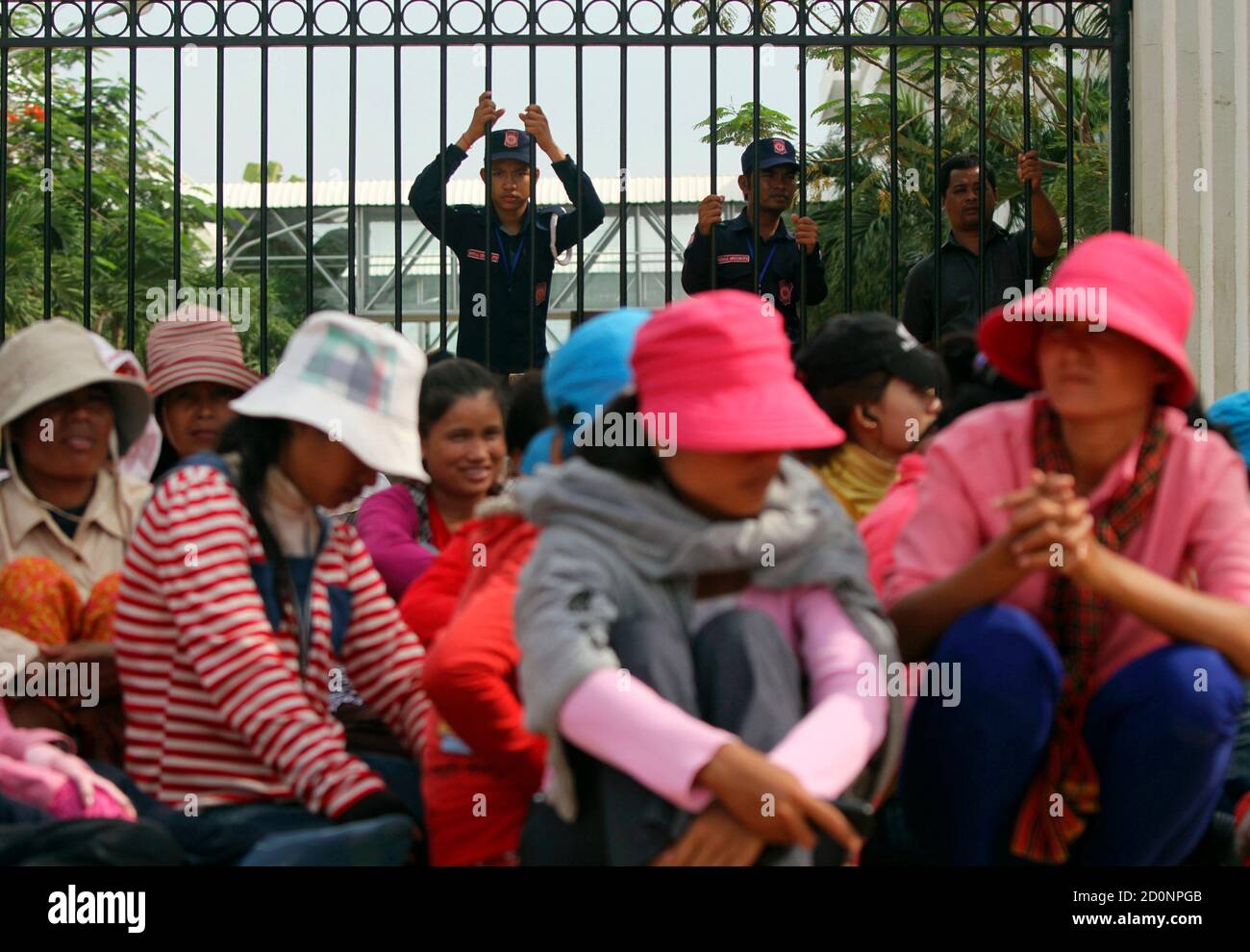 Nike factory workers fotografías e imágenes de alta resolución - Alamy