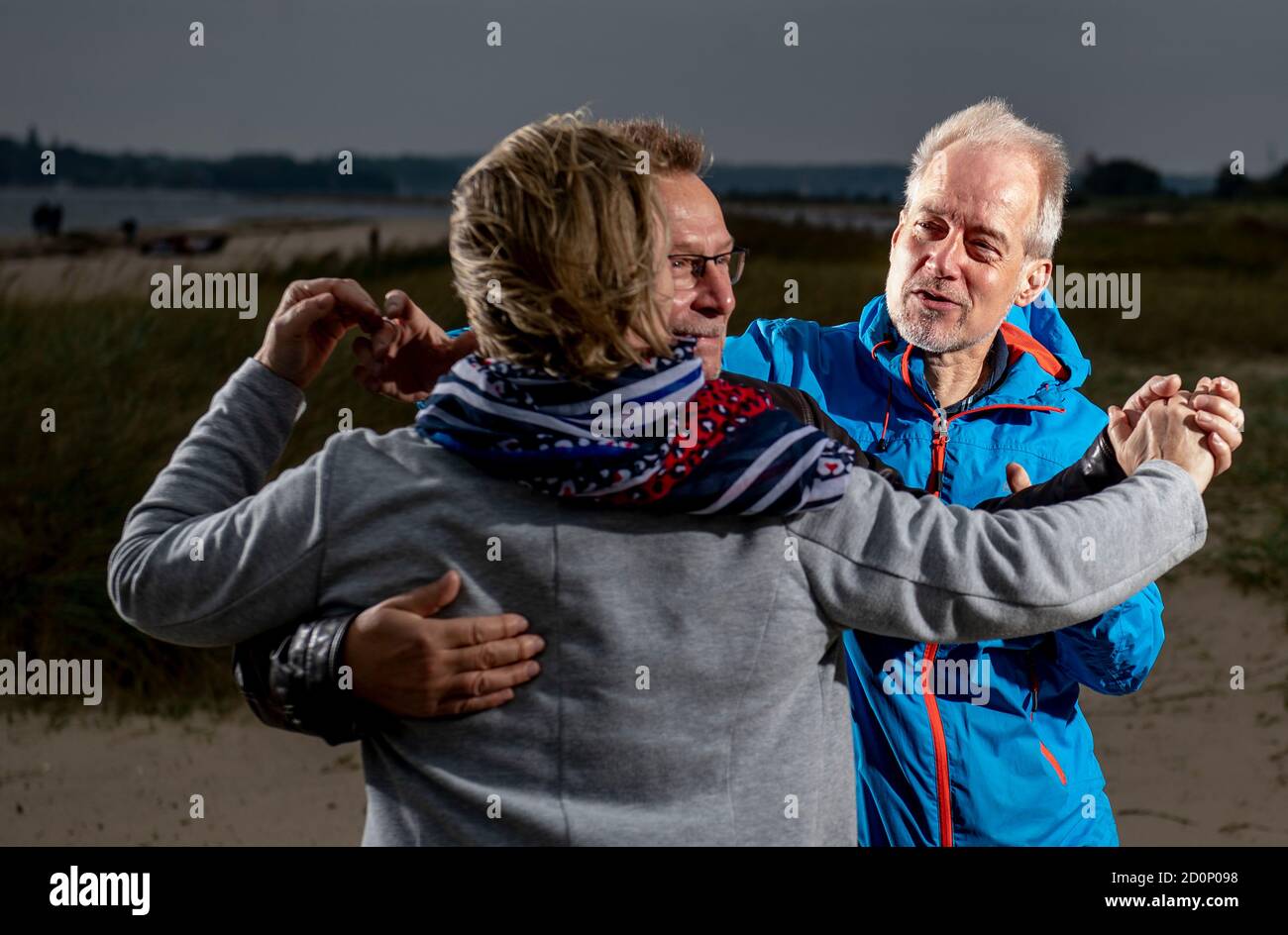 Kiel, Alemania. 03 de octubre de 2020. Ralf Knobloch (r), profesor de danza de Kronshagen, enseña a los estudiantes de danza ella y Marek en la playa del Mar Báltico en clima lluvioso y ventoso. Bajo el cielo abierto, las reglas de distancia e higiene de las escuelas de danza y los eventos de danza, que fueron muy afectados por la crisis de la Corona, pueden observarse sin ningún problema. Crédito: Axel Heimken/dpa/Alamy Live News Foto de stock