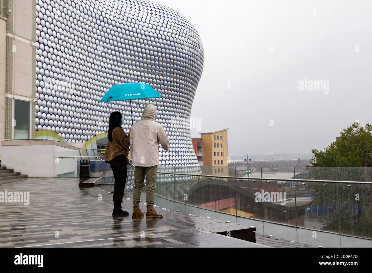 Birmingham, Reino Unido. 3 de octubre de 2020. Los turistas no se ven disuadidos de ver los lugares de interés de la ciudad en Birmingham durante un período de fuertes lluvias. Crédito: Peter Lopeman/Alamy Live News Foto de stock