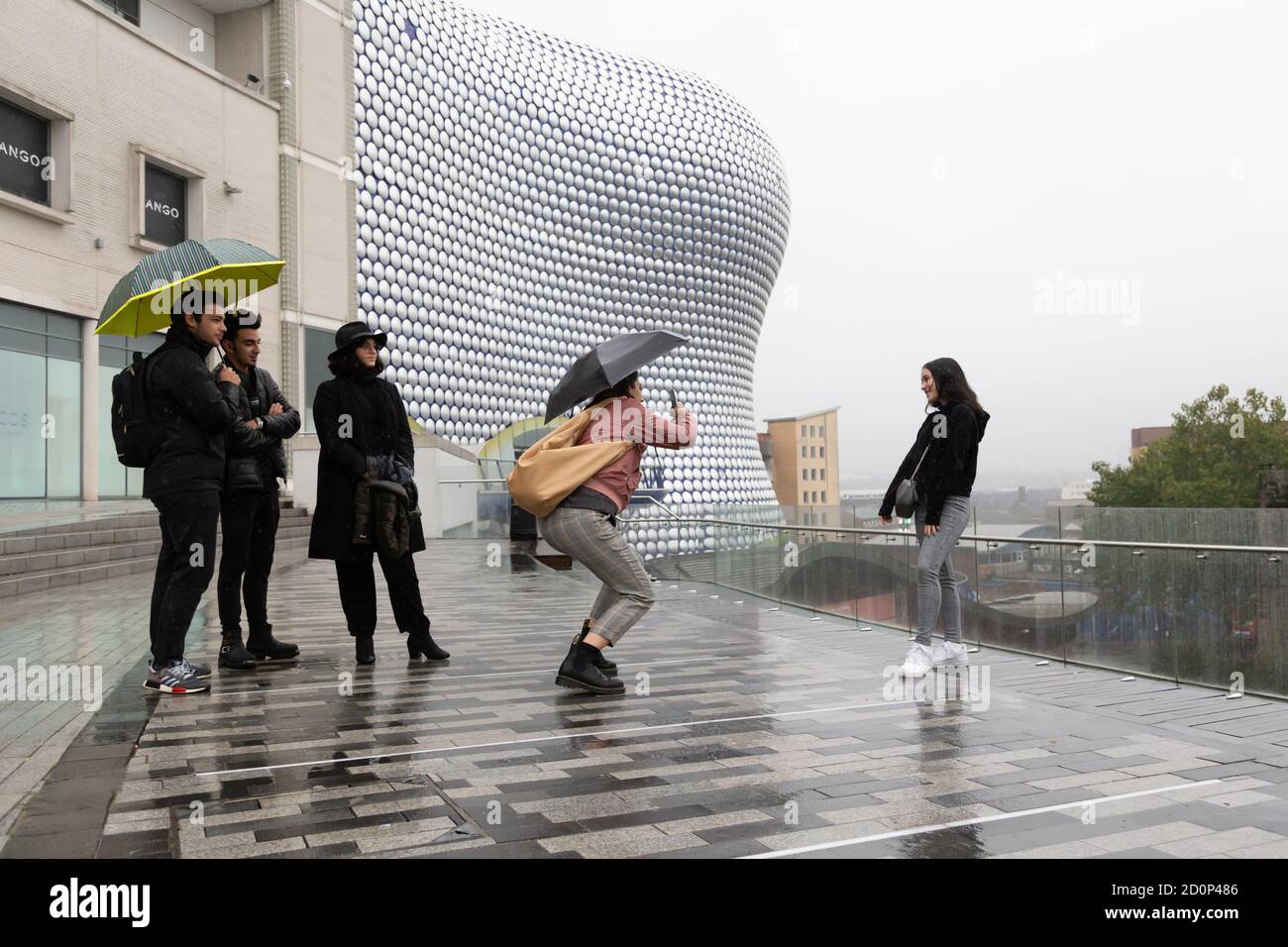 Birmingham, Reino Unido. 3 de octubre de 2020. Los turistas no se ven disuadidos de ver los lugares de interés de la ciudad en Birmingham durante un período de fuertes lluvias. Crédito: Peter Lopeman/Alamy Live News Foto de stock