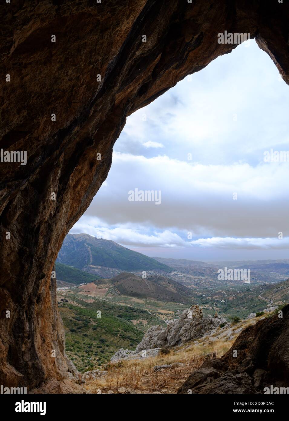 Cueva de Boquete de Zafarraya donde se conservan los restos mejor conservados De un hombre Neandertal donde fue encontrado Foto de stock