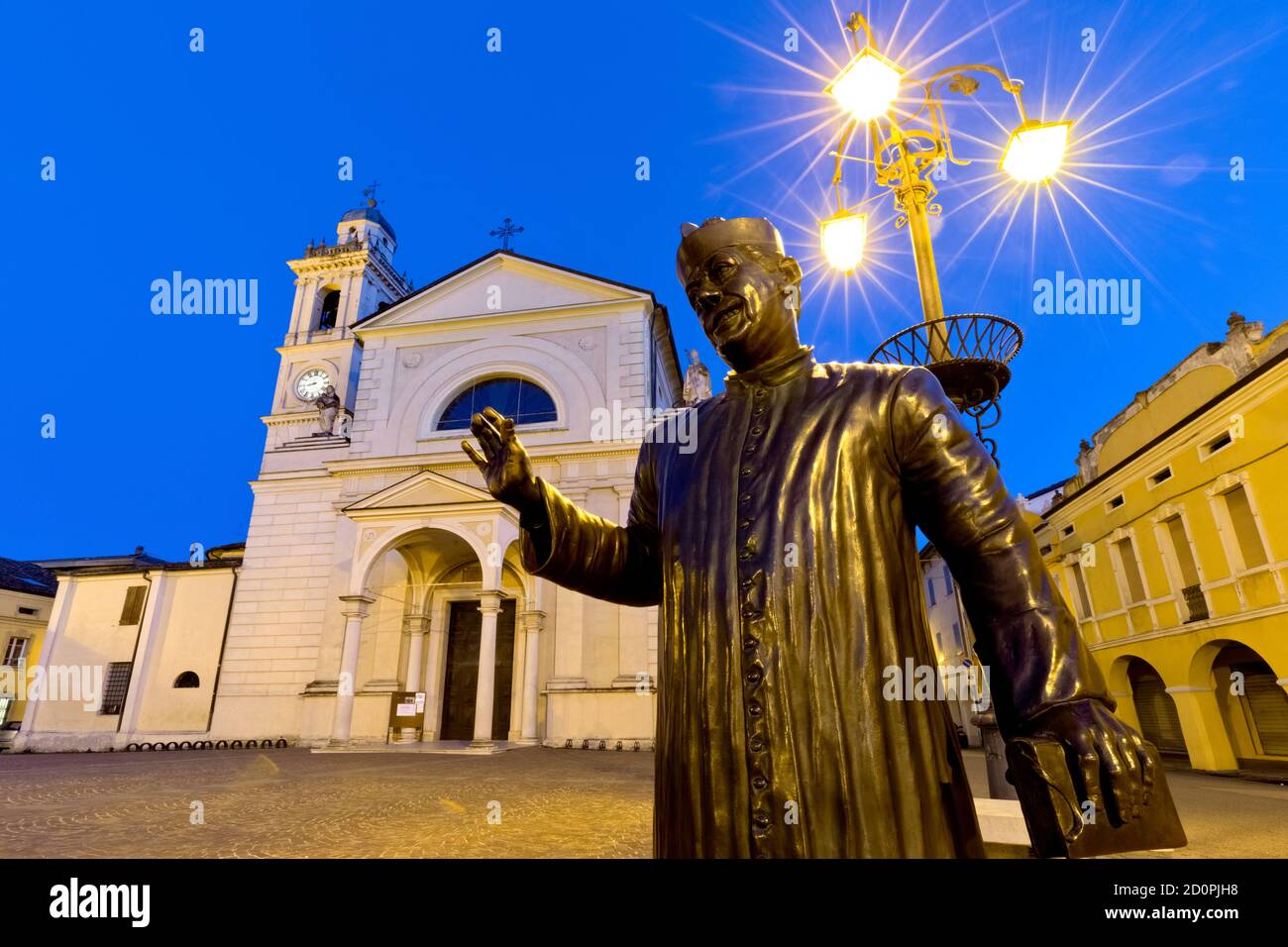Brescello: La estatua de Don Camillo y la iglesia de Santa Maria Nascente. El pueblo es famoso por las películas de Don Camillo y Peppone. Italia. Foto de stock