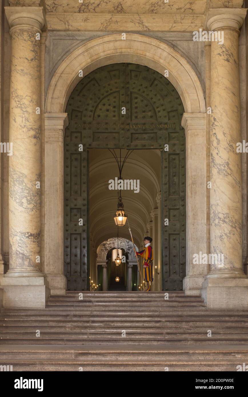 La guardia Suiza custodiando al Papa y la entrada al Vaticano Foto de stock