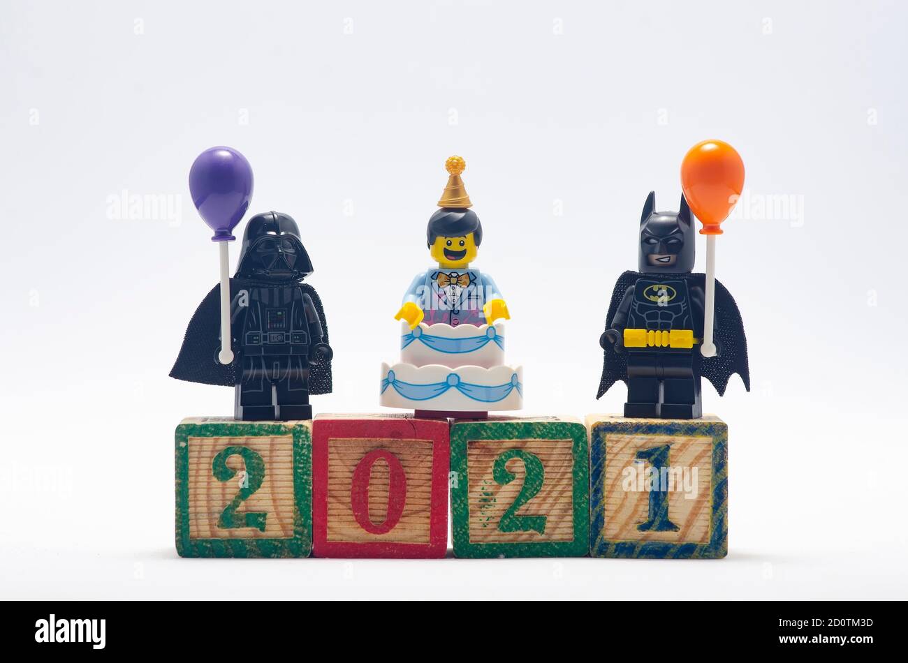 lego batman y darth vader sosteniendo globos celebrando el nuevo año 2021,  usando bloques de madera Fotografía de stock - Alamy