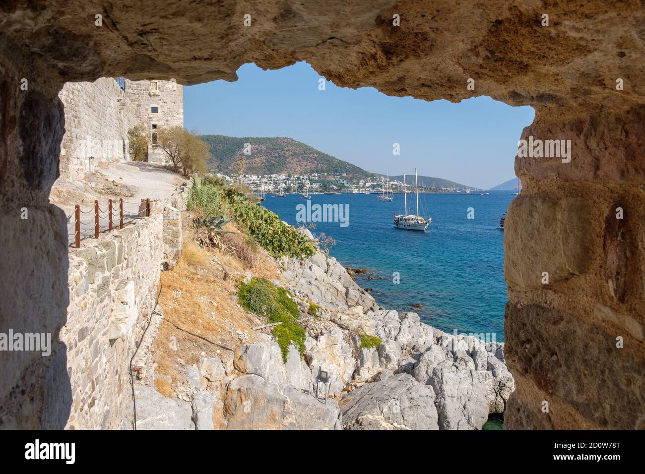 Turquía: Vista de la marina a través de las ruinas del Castillo de Bodrum Foto de stock