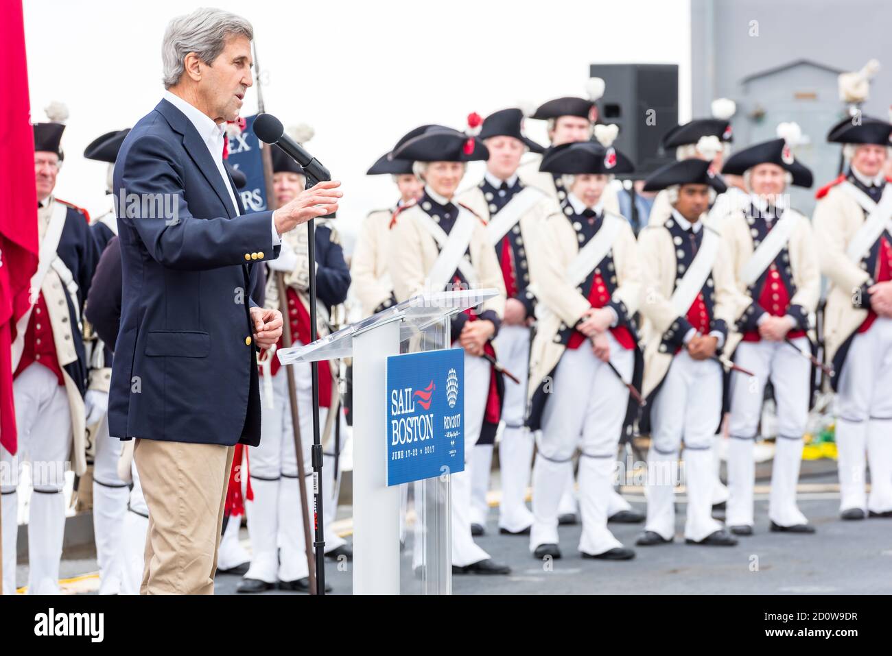 Boston, Massachusetts. 13 de junio de 2017. Ex Secretario de Estado John Kerry hablando en Sail Boston. Fotografiado desde la isla USS Whidbey. Foto de stock