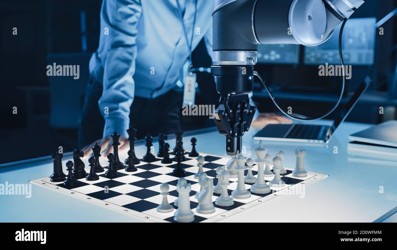 Primer plano de una Inteligencia Artificial operando un brazo robótico  futurista en un Juego de Ajedrez contra un humano. Robot mueve un Peón.  Están en un Fotografía de stock - Alamy