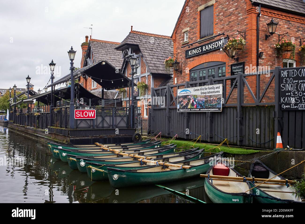 Alquiler de canoas y balsas en el pub King's Ransom En venta en el Canal Bridgewater Foto de stock