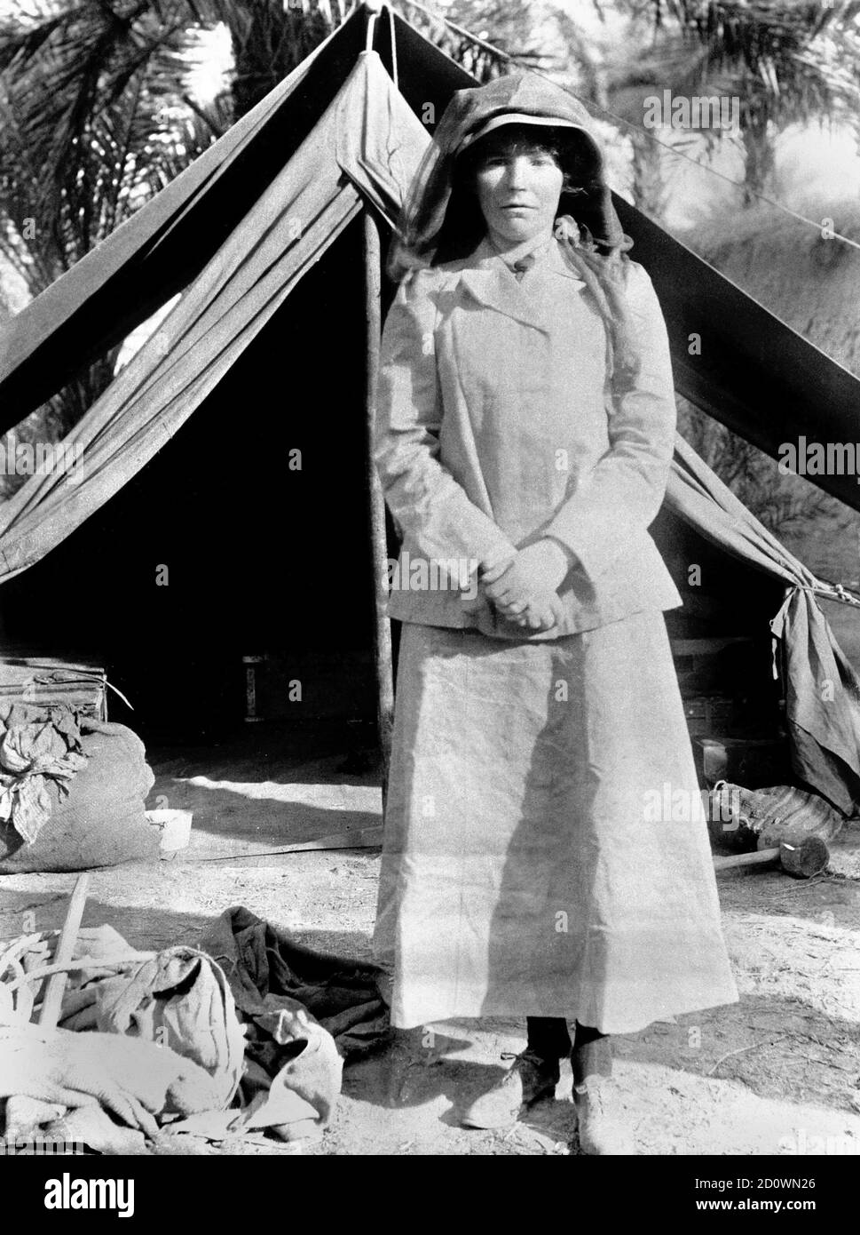 Gertrude Bell. Retrato de la escritora inglesa, viajero, oficial político, administrador y arqueólogo, Gertrude Margaret Lowthian Bell (1868-1926), Babylon, Irak, 1909 Foto de stock