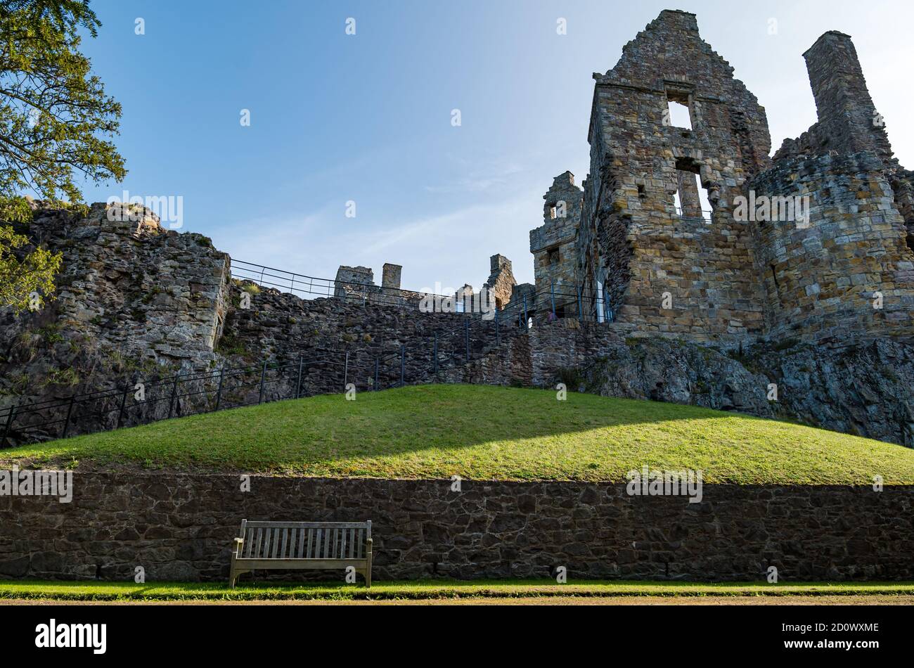 Vista de las paredes en ruinas del castillo medieval del siglo 13, el castillo de Dirleton, East Lothian, Escocia, Reino Unido Foto de stock