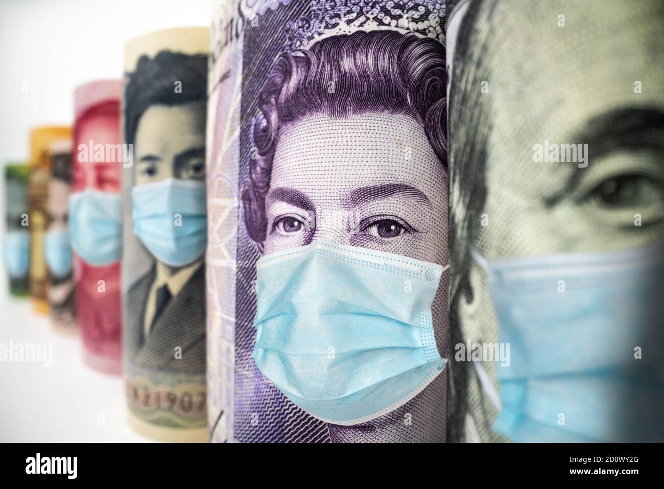 El dinero en moneda internacional incluye el dólar estadounidense, Euro Currency, British UK Pound, Australian Dollar, China Yuan y Japan Yen máscara facial Foto de stock