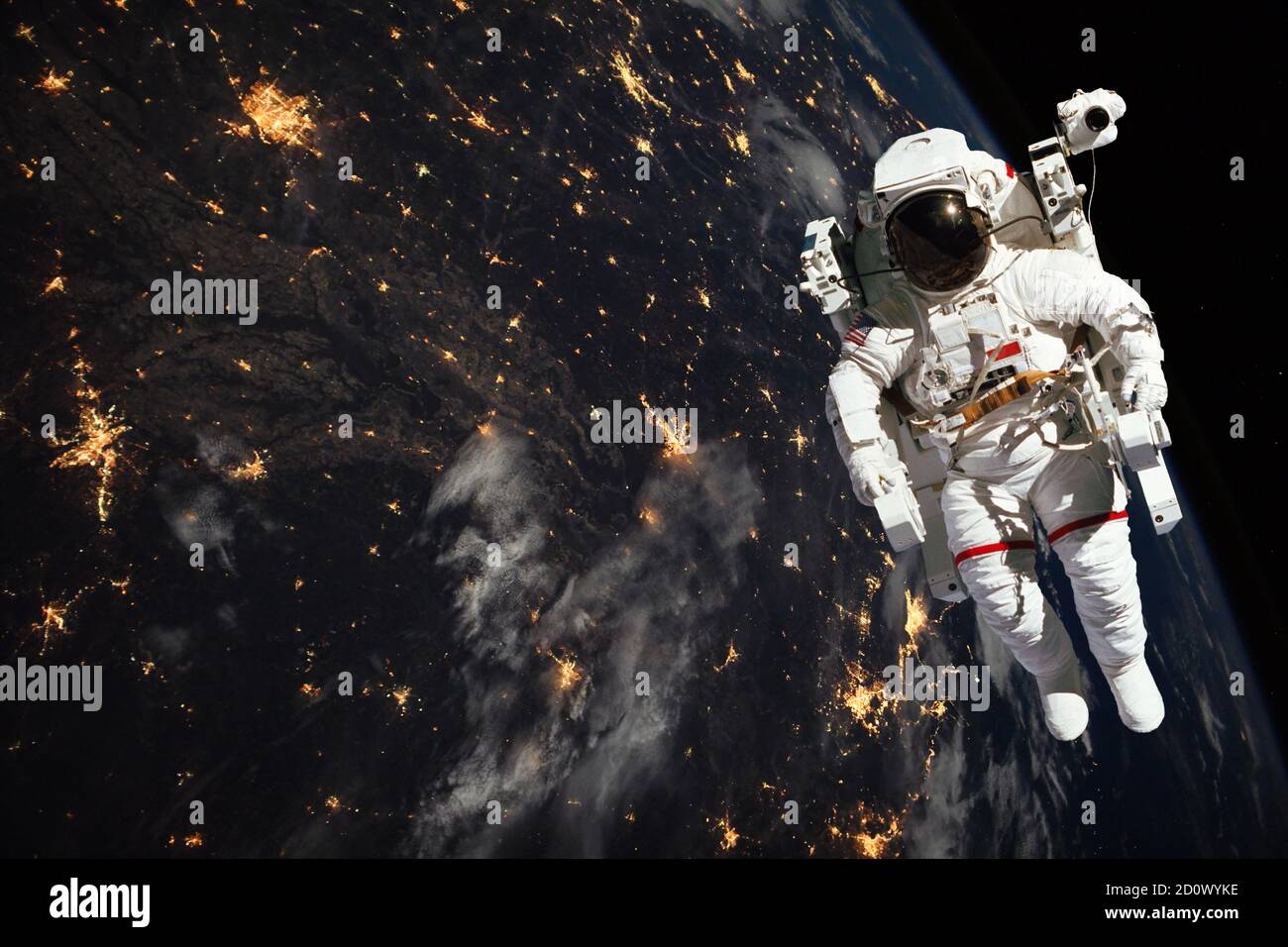 Astronauta caminando en el espacio con la tierra en el fondo de la noche. Elementos de esta imagen proporcionados por la NASA. Foto de stock
