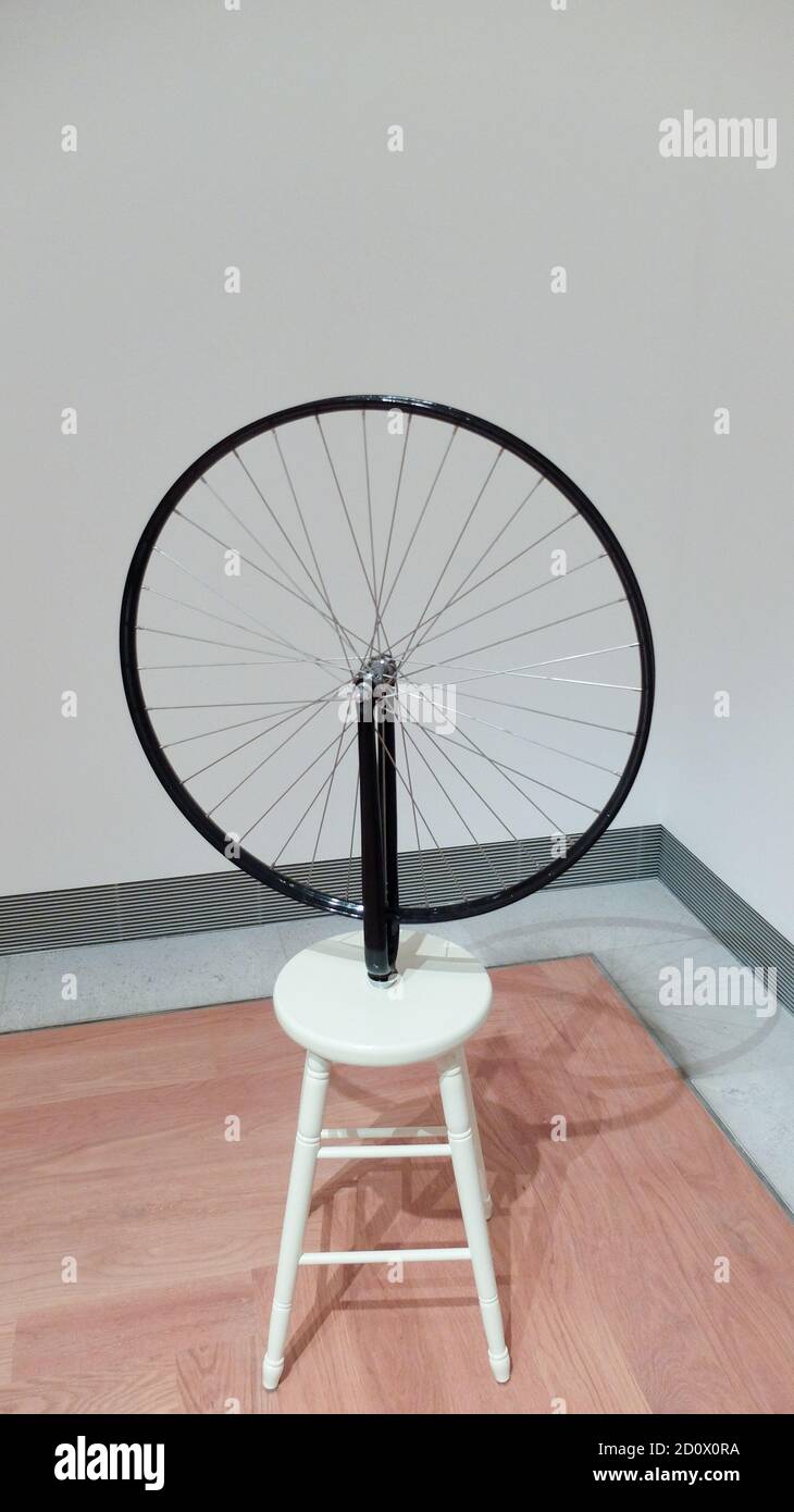 la rueda de bicicletas » de Marcel Duchamp en 1929 - 2013. « la roue de la  bicyclette » es una obra del artista Marcel Duchamp, creada en París en  1913. Él Fotografía de stock - Alamy
