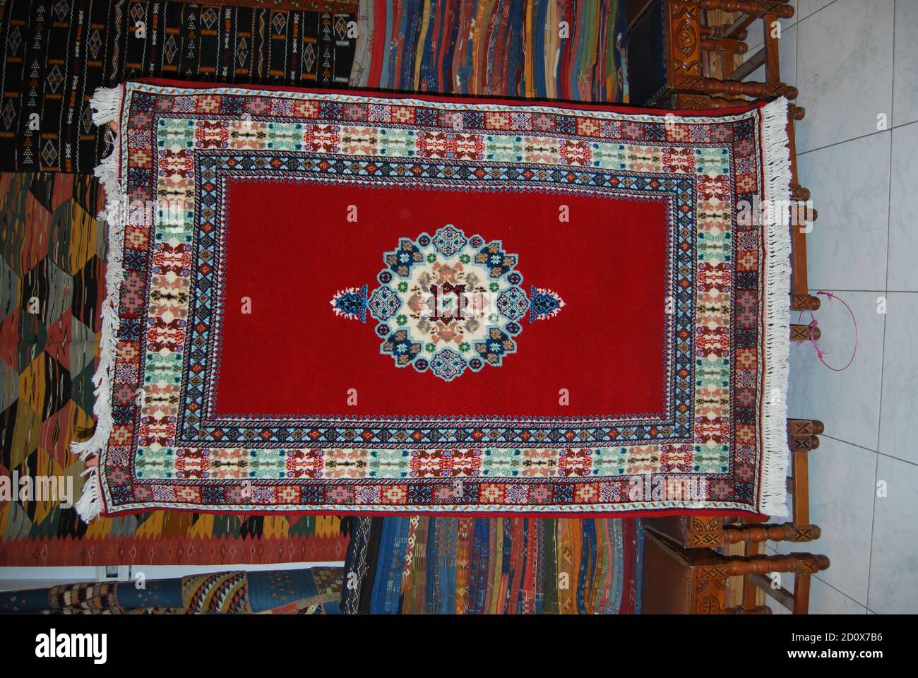 Alfombra roja marroquí. Muebles marroquíes antiguos Foto de stock
