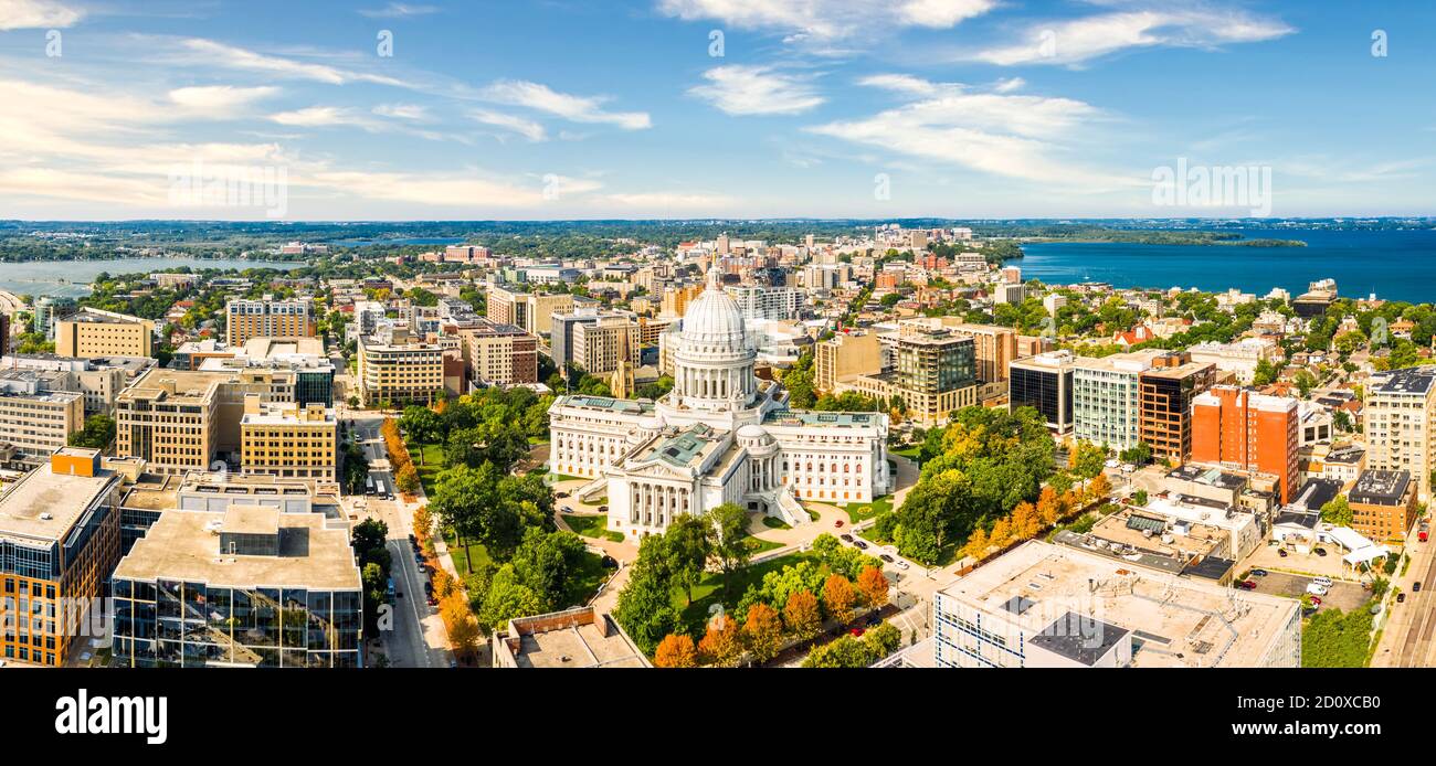 El Capitolio del Estado de Wisconsin y el horizonte de Madison Foto de stock