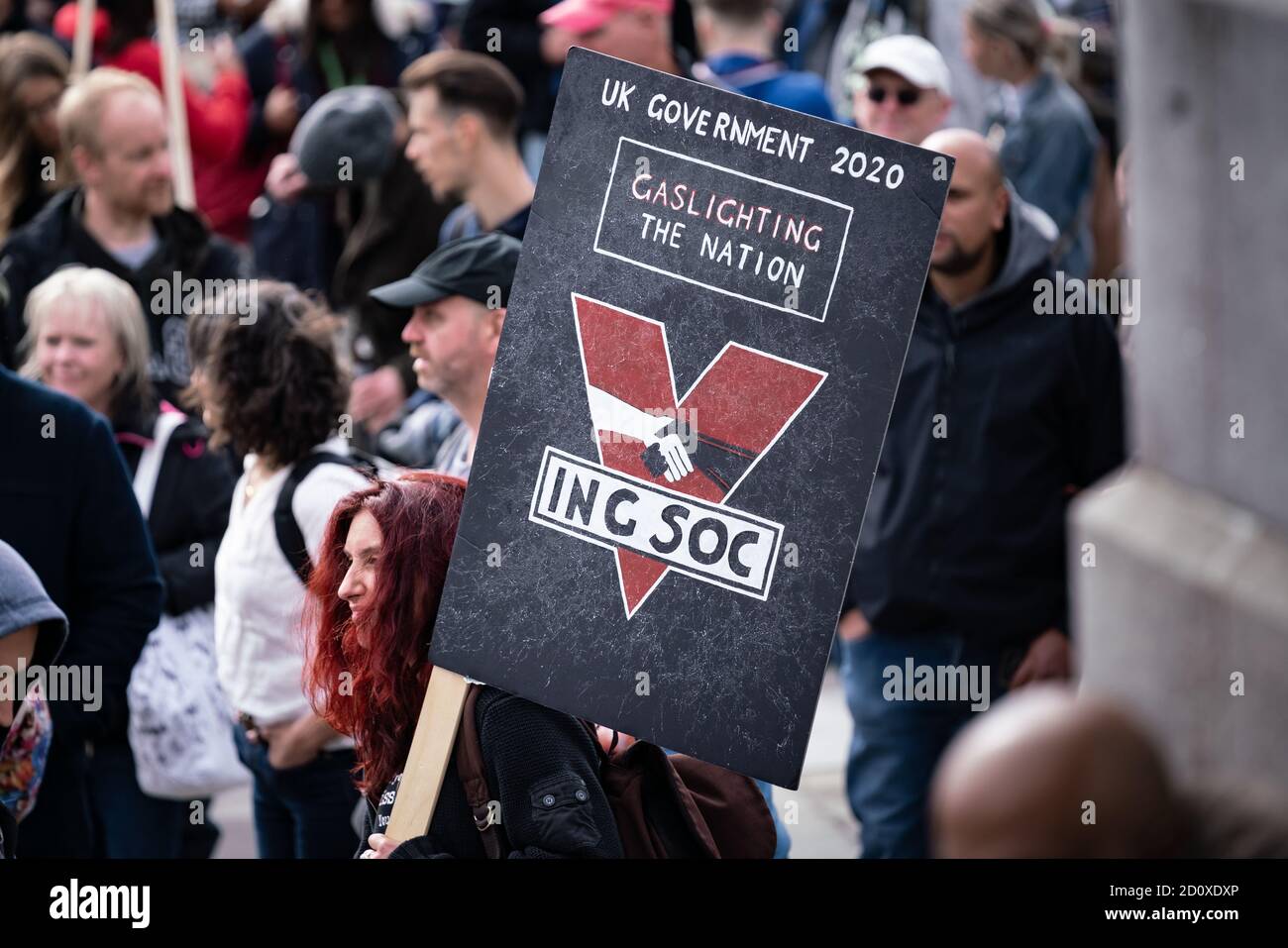 Miles de manifestantes desenmascarados ignoran el distanciamiento social por la protesta y manifestación contra el cierre de la cárcel por "no consentimos" en Trafalgar Square, Londres, Reino Unido. Foto de stock