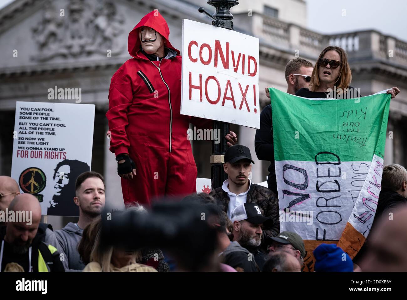 Miles de manifestantes desenmascarados ignoran el distanciamiento social por la protesta y manifestación contra el cierre de la cárcel por "no consentimos" en Trafalgar Square, Londres, Reino Unido. Foto de stock