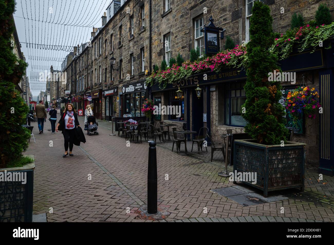 Calles comerciales con edificios de piedra en la nueva ciudad de edimburgo, Escocia Foto de stock
