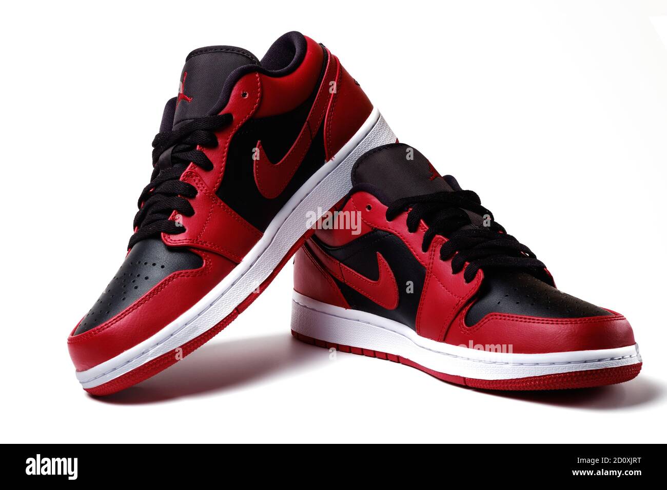 Zapatillas de lona de colores Nike Air Jordan 1 Retro Low Reverse Bred sobre ilustrativa blanca Fotografía de stock - Alamy