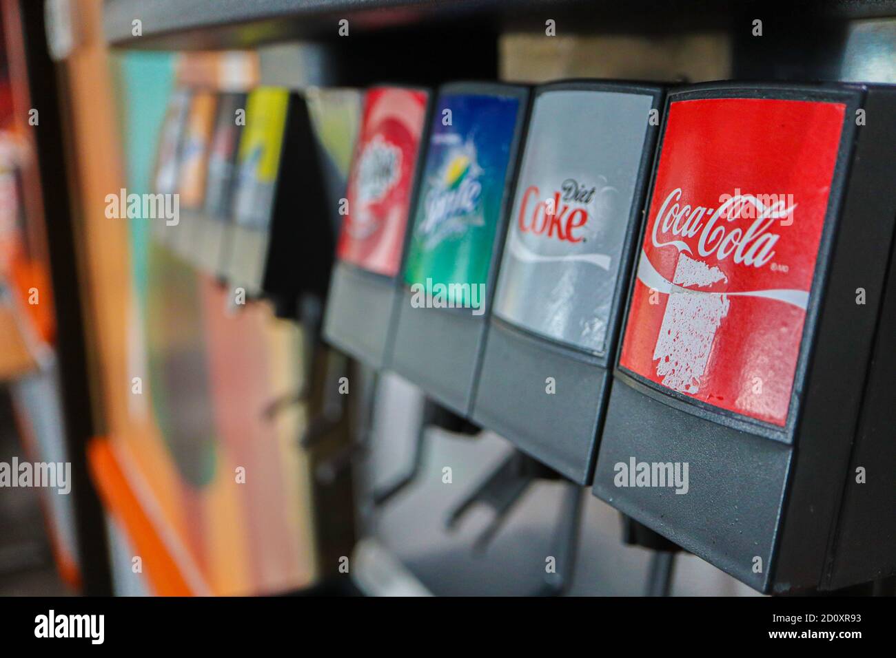 Dispensador coca cola fotografías e imágenes de alta resolución - Alamy