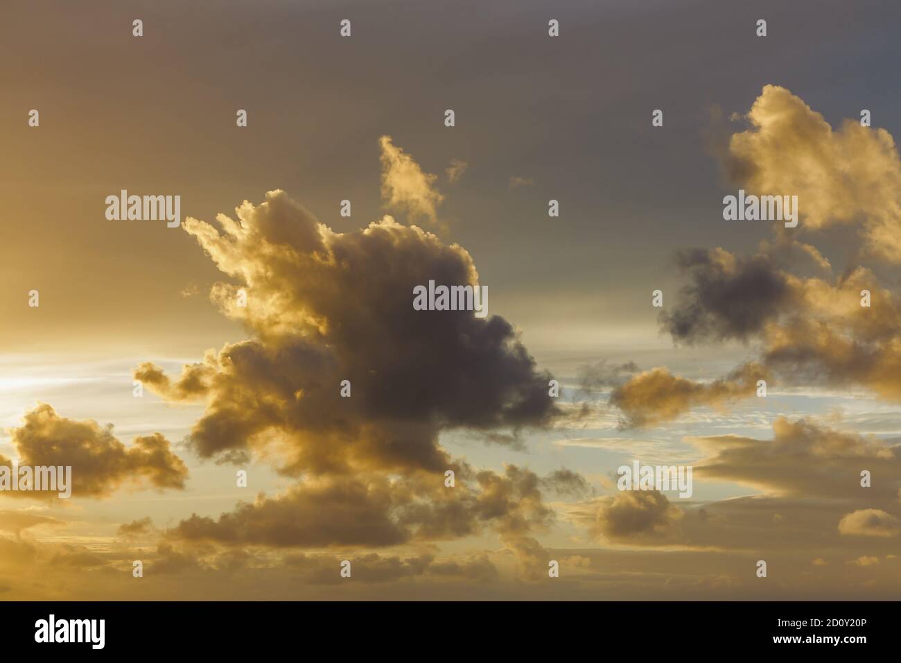 La puesta del sol hasta la iluminación de la cubierta de nubes Foto de stock