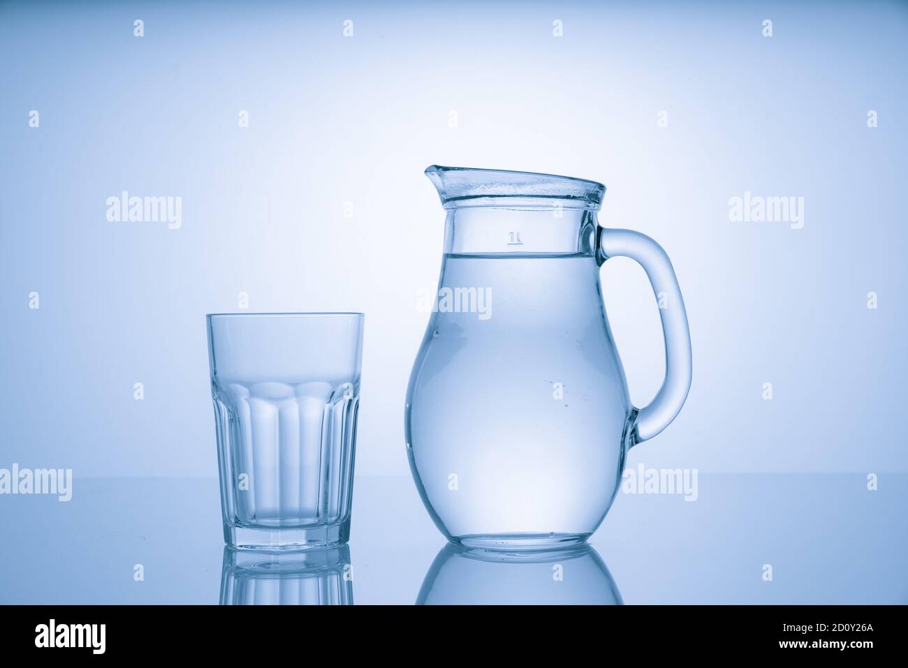 Jarra de vidrio con agua limpia fotografías e imágenes de alta resolución -  Alamy