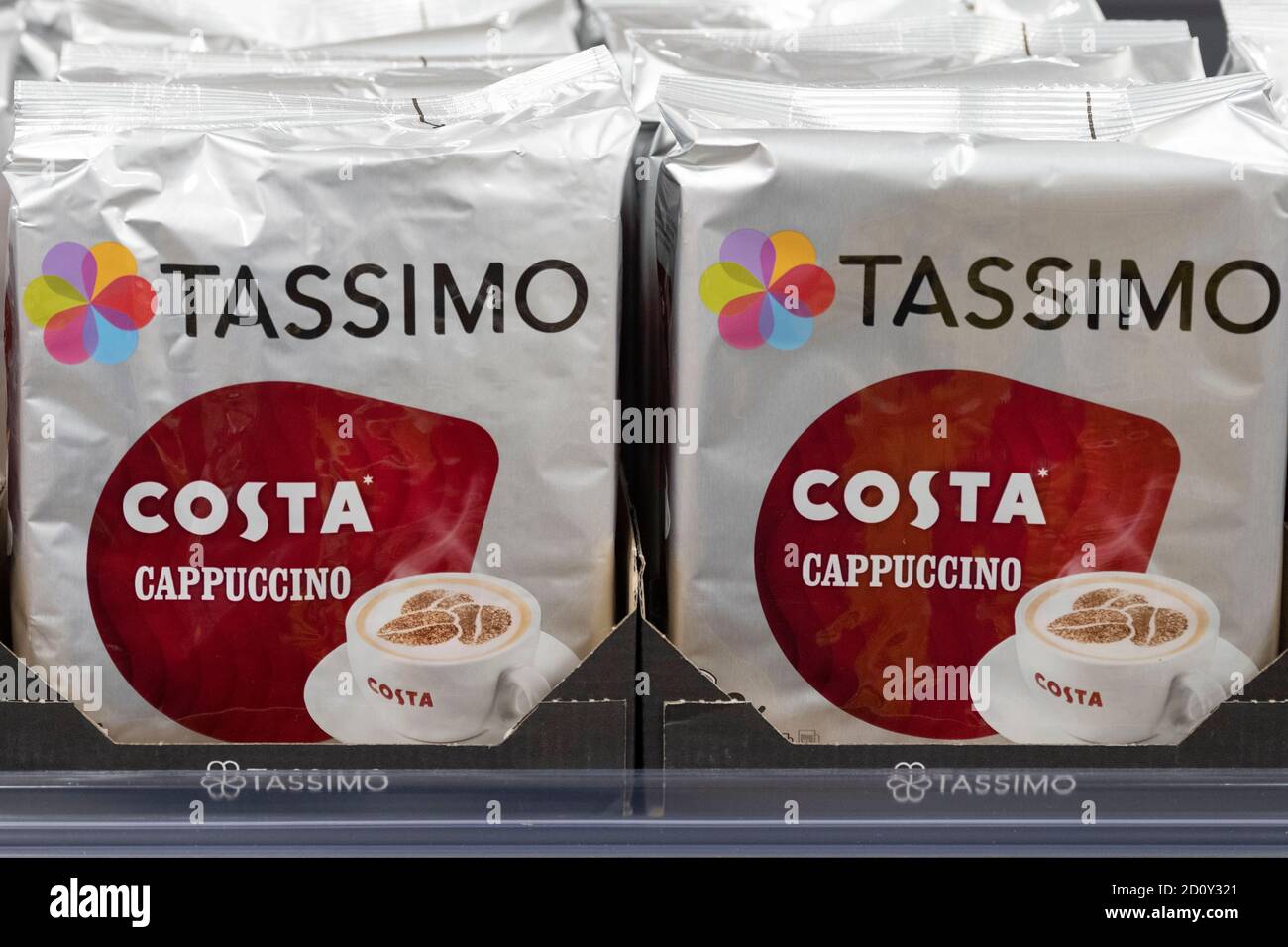 Paquetes de cápsulas de café Costa Coffee Tassimo a la venta en un estante  en un supermercado en Cardiff, Gales, Reino Unido Fotografía de stock -  Alamy