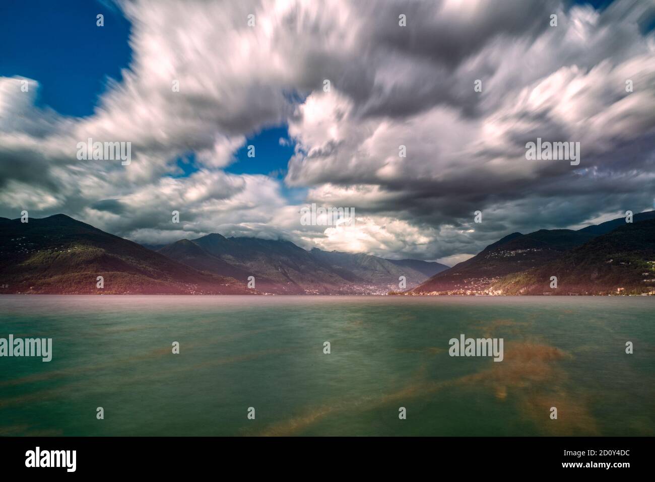 Largo tiempo de exposición paisaje en el lago mayor y cielo nublado, Luino Foto de stock