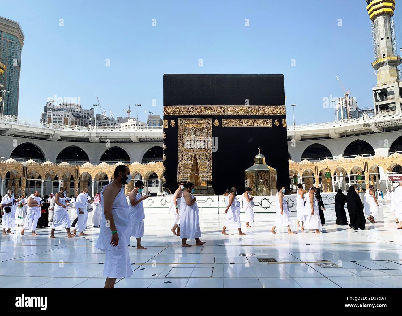 Los musulmanes, manteniendo una distancia social segura, realizan Umrah en la Gran Mezquita después de que las autoridades sauditas alivien las restricciones de la enfermedad del coronavirus (COVID-19), en la ciudad Santa de la Meca, Arabia Saudita, el 4 de octubre de 2020. REUTERS/Marwa Rashad Foto de stock