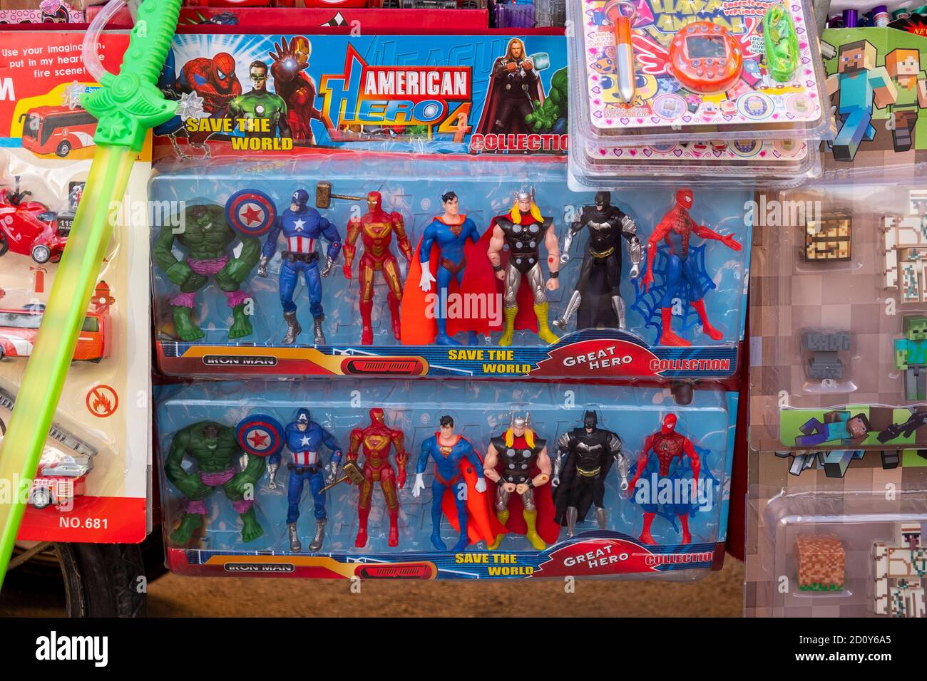 Juguetes baratos de plástico, superhéroes americanos del universo Marvel  como figuras de plástico en un carrito de ventas durante el verano Fiesta  en el pueblo de Altea la Vella, España en 27.72019