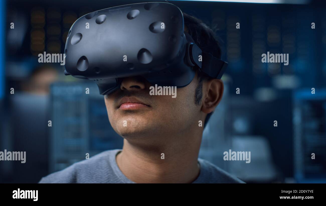 Primer plano Retrato de Software Delevoper llevar Virtual Reality Headset  para desarrollar y programar juegos y aplicaciones VR. En el fondo  Fotografía de stock - Alamy
