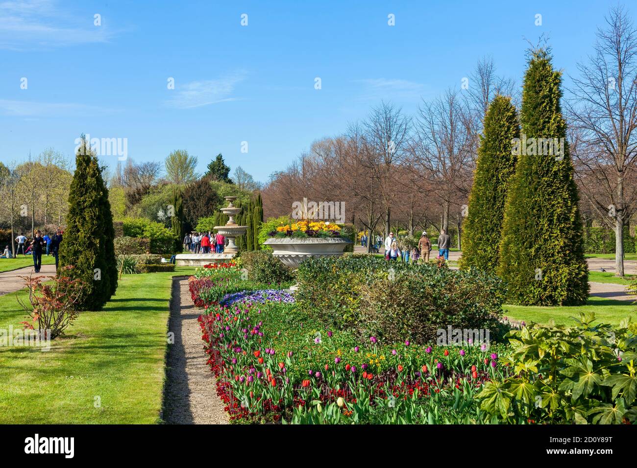 Londres, Reino Unido, 1 de abril de 2012 : Regents Park con primavera cama de flores y urna formal que es un popular público espacio abierto destino turístico atraer Foto de stock