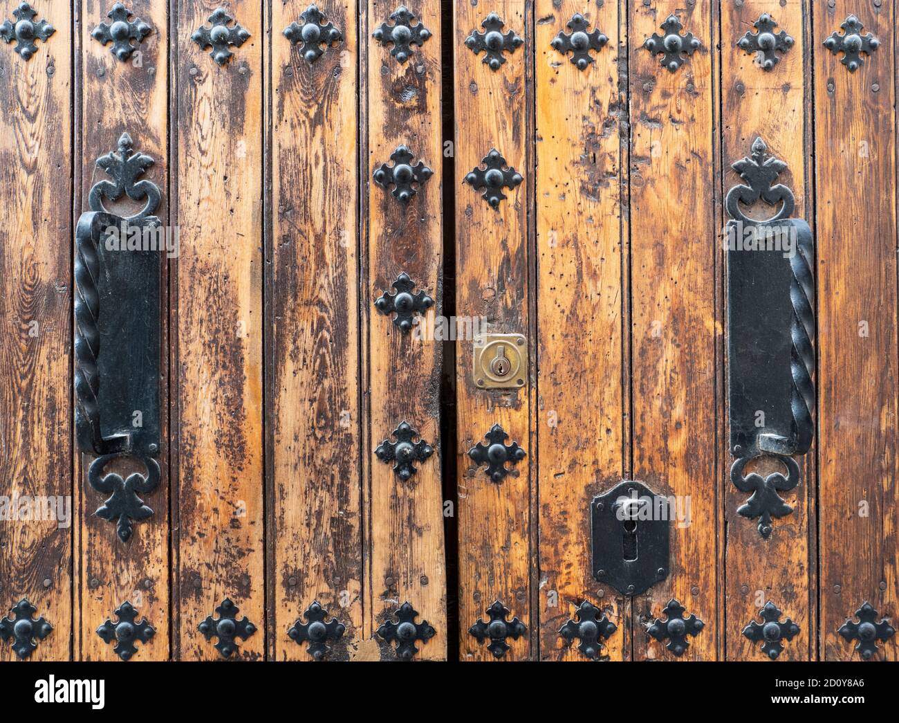 Detalles de la antigua puerta de madera con decoraciones de hierro.Madera  ligera usada por tiempo Fotografía de stock - Alamy