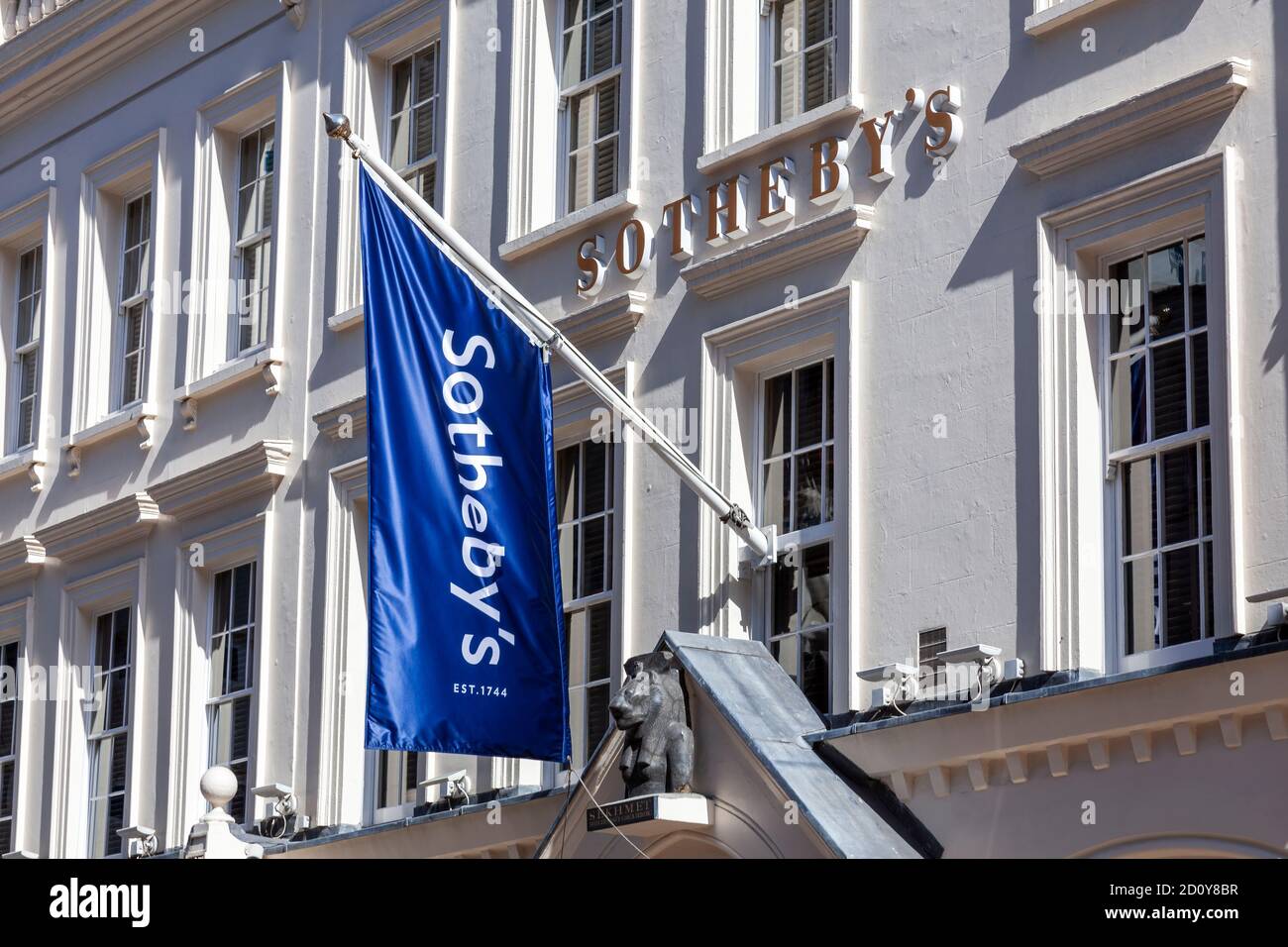 Londres, Reino Unido, 1 de abril de 2012 : la bandera de la casa de subastas de Sotherby en Bond Street Mayfair corredor de subasta de arte fino y antigüedades imagen de la foto de stock Foto de stock