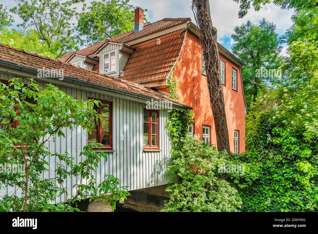 El edificio histórico es parte de Schildchens Mill. Schildchens Muehle (Mill) es un antiguo molino de agua, Erfurt, Turingia, Alemania, Europa Foto de stock