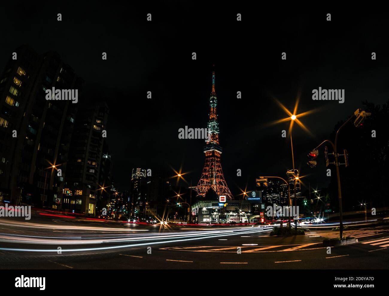 torre de tokio vista nocturna exposición larga en el coche de la calle lite Foto de stock